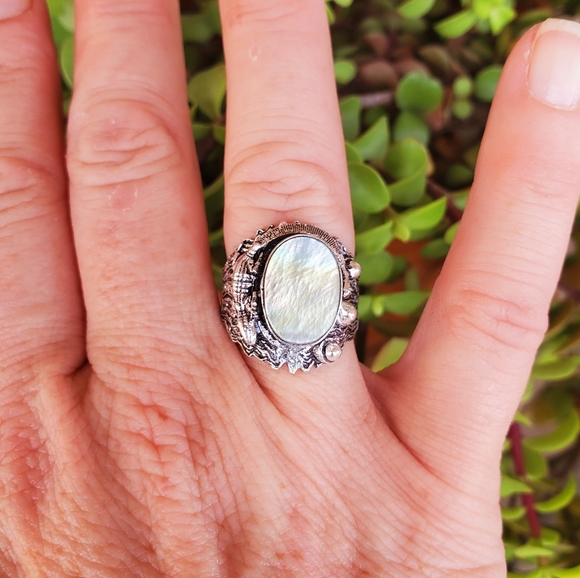 New Unique Mother of Pearl Lizard Silver Ring. - Picture 2 of 15